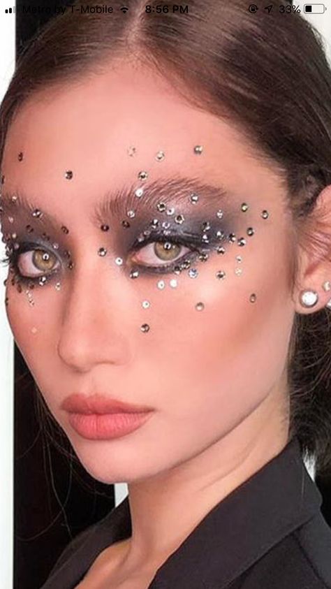 Silver Jewel Makeup, Hair Styles Gelled, Sequin Makeup Eye, Halloween Makeup With Glitter, Halloween Makeup 2022 Trends, Silver Leaf Makeup, Black Hole Makeup, Glittery Hairstyles, Couture Makeup Looks