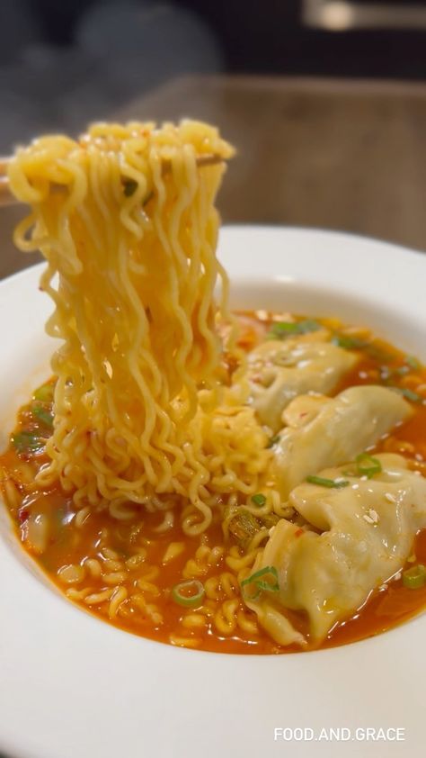 Dumpling Noodle Soup, Dumplings And Noodles, Kimchi Dumplings, Best Korean Food, Soup Dumplings, Dumpling Soup, Miso Paste, Instant Ramen, Ramen Noodle