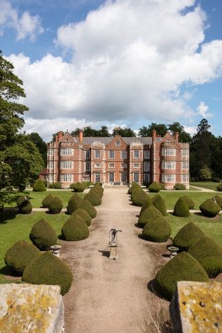 Country Estate Homes England, French Manor House, English Estates, British Nobility, Old Money House, Royal Home, English Architecture, Secluded Cabin, Country Manor