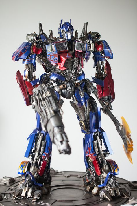 Transformers: Dark of The Moon - Optimus Prime Statue/Maquette by Prime 1 Studio - Sideshow Collectible Optimus Prime G1, Nemesis Prime, Optimus Prime Wallpaper Transformers, Optimus Prime Wallpaper, Transformers Film, Optimus Prime Transformers, Orion Pax, Transformers 4, Revenge Of The Fallen