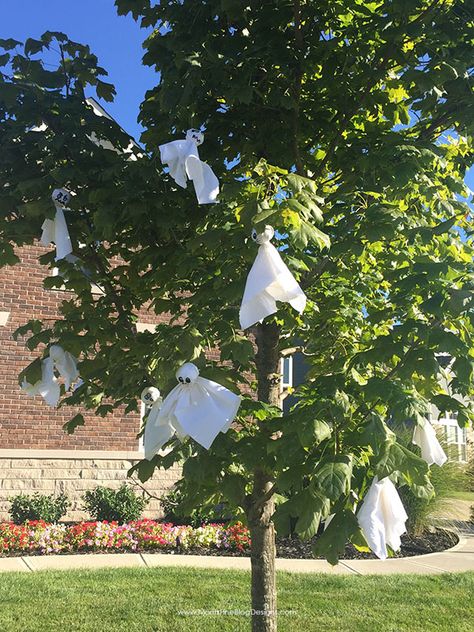 Halloween Tree Ghosts | Fun Craft for Kids Tree Ghosts, Ghost Ideas, Lawn Ghosts, Diy Halloween Tree, Diy Ghost Decoration, Outdoor Ghosts, Diy Halloween Ghosts, Halloween Tree Decorations, Halloween Lawn