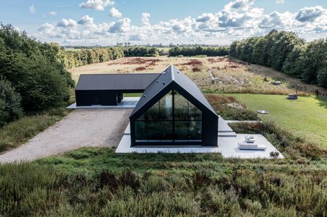 3 Bedroom Modern House, Barndominium With Shop, Modern Sheds, Scandinavian Modern House, Modern Barn Style, Home Designs Exterior, Gable House, Black Houses, Modern Shed