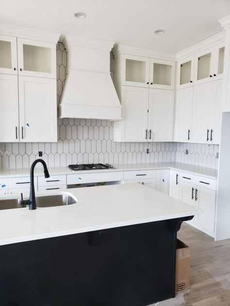 Pretty white picket backsplash! Great idea for a kitchen remodel Beveled Picket Tile Backsplash, Matte Kitchen Backsplash Ideas, Pocket Backsplash, White Cupboards With Backsplash, Vertical White Picket Tile Backsplash, Picket Backsplash Tile Kitchen, White Picket Tile Backsplash Black Grout, Picket Mosaic Tile Backsplash, Picket Tile Kitchen Backsplash