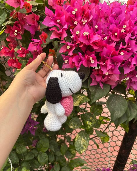 Snoopy keychain 🩷✨🐶🦮🌸 Snoopy Keychain, Keychain Crochet, Christmas Presents, Snoopy, Crochet, Christmas, Quick Saves