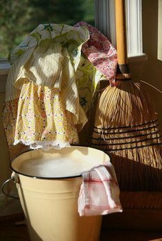 Cocina Shabby Chic, Yellow Cottage, Casa Country, Living Vintage, Cottagecore Decor, Grandmas House, Cottage Living, Brooms, Country Farm