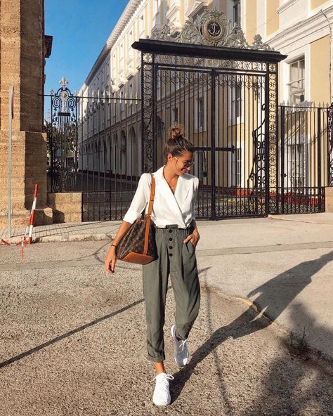 18.6 Sneaker Summer Outfit, Blouse And Pants Outfit, Petit Women, White Wrap Blouse, Blouse And Pants, Casual Chic Spring, Olive Green Pants, Mode Casual, Spring Street Style