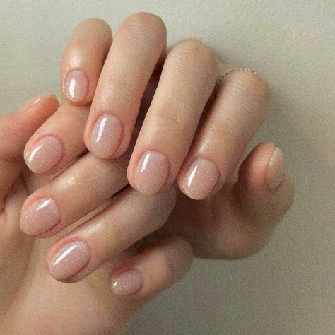 short nails design aesthetic Short Nails Normal Polish, Healthy Short Nails, Short Painted Nails Aesthetic, Nails For Short Fingers, Aesthetic Gel Nails Short, Clean Short Nails, Short Nail Bed Nails, Mom Nails Short, Nails Very Short