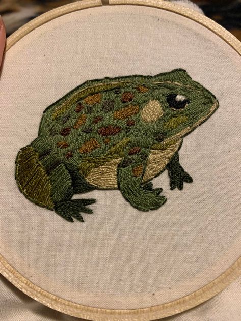 Floral Patches Embroidery, Frog Embroidery Designs, Contemporary Embroidery Patterns, Embroidery On Green Fabric, Otter Embroidery, Bug Embroidery, Frog Embroidery, Dinosaur Embroidery, Bugs Embroidery