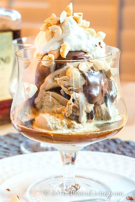 Gelato Dessert Ideas, Affogato Dessert, Coffee Affogato, Affogato Recipe How To Make, Affagoto Dessert, Peppermint Affogato, Affogato Sundae, Tiramisu Affogato, Afogato Desserts