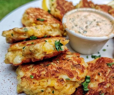 377 Likes, 10 Comments - Blackstone Products 🔥🍖 (@blackstoneproducts) on Instagram: “Fritters are a fantastic way to impress your guests. This recipe for Corn, Crab and Cheddar…” Blackstone Betty, Crab Fritters, Cooked Corn, Griddle Cooking Recipes, Blackstone Cooking, Crab Dishes, Blackstone Recipes, Flat Top Griddle, Griddle Recipes