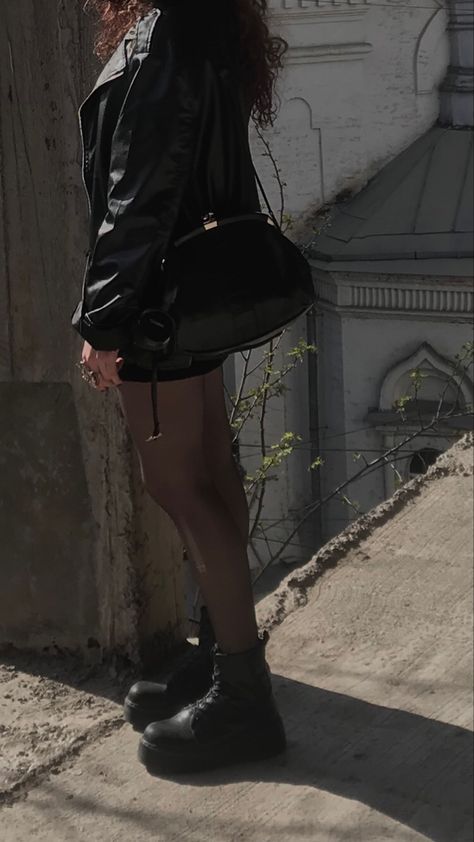 Outfit inspo Subtle Goth Aesthetic, Clean Goth Girl Aesthetic, Clean Girl Goth Aesthetic, Goth Clean Girl, Goth Clean Girl Aesthetic, Perky Goth Outfits, Subtle Goth Outfit, 90s Goth Outfits, Subtle Goth