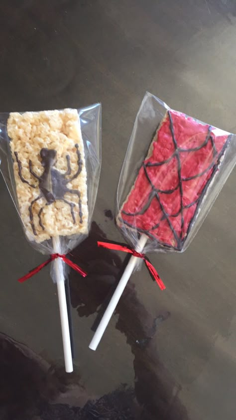 Spiderman themed rice crispies Spiderman Rice Krispie Treats, Spider Man Rice Crispy Treats, Spider Man Rice Krispies, Spiderman Rice Crispy Treats, Spiderman Desserts, Spiderman Quince, Spiderman Treats Ideas, Spiderman Party Ideas, Spiderman Theme Party