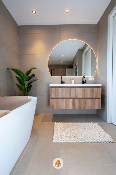 Wellness badkamer met een semi-vrijstaand bad, mat zwarte kranen en grote beige tegels. Deze moderne badkamer straalt luxe en rust uit door de combinatie van warme kleuren en strakke lijnen. Betonlook tegels creëren een rustige en luxe uitstraling in deze warme badkamer. badkamer betonlook Color Palette Bright, Minimalist Furniture, Apartment Interior Design, Apartment Interior, Bathroom Inspiration, Industrial Style, Small Spaces, Building A House, Interior Design