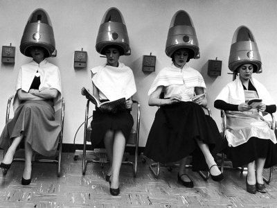 Women Sitting and Reading Under Hairdryers at Rockefeller Center "Pamper Club", 1952. #vintage #hair #beauty_parlor #1950s Nina Leen, Vintage Beauty Salon, Vintage Hair Salons, Julie Adams, Salon Suites, People Reading, Lauren Bacall, Beauty Parlor, Hair Dryers