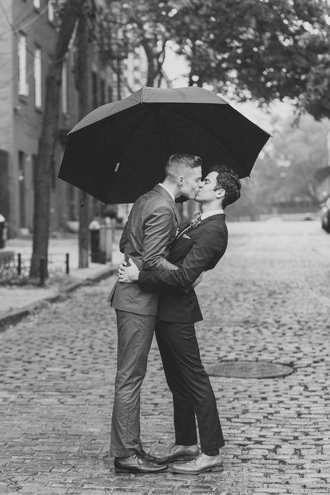 Photography: Clean Plate Pictures - www.cleanplatepictures.com  Read More: http://www.stylemepretty.com/2014/10/31/vintage-new-york-city-wedding-inspiration/ Gay Wedding Photos, People Kissing, Gay Aesthetic, Men Kissing, Gay Romance, Foto Tips, Brooklyn Wedding, Gay Wedding, Poses References