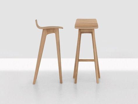 Taburete alto de madera MORPH BAR Colección MORPH by ZEITRAUM | diseño Formstelle Wooden Stool Designs, Bar Stool Seats, Hand Rail, Wooden Bar Stools, Designer Bar Stools, Lounge Chairs Living Room, Swivel Chair Living Room, Cantilever Chair, Balcony Furniture