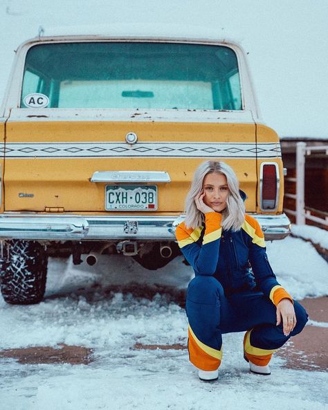 Go out and see the world in 2019! #dreamerswhotravel // via @inthefrow Ski Onesie, Ski Trip Outfit, Apres Ski Style, Apres Ski Party, Ski Bunnies, Winter Travel Outfit, Winter Schnee, Retro Ski, Ski Outfit