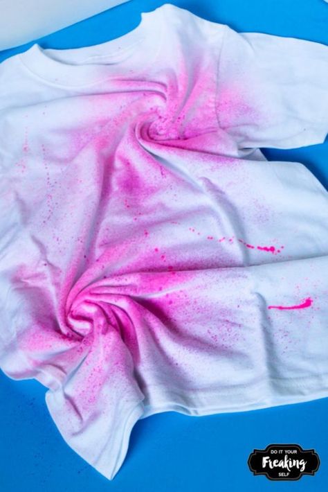 Splatter Paint T Shirt Diy, Spray Painting On Clothes, Diy Spray Paint Shirt, Spray Paint Tie Dye T Shirts, Fabric Spray Paint Shirt Ideas, Spray Paint T Shirt Designs, Spray Dye Shirt, Spray Paint Shirts Diy, Spray Paint Tshirt Designs