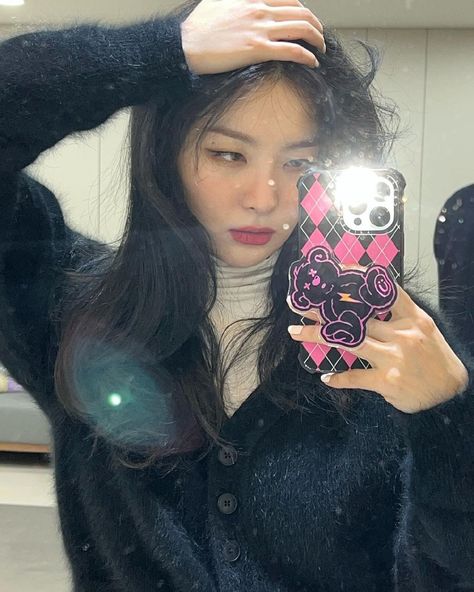 Seulgi instagram update @.hi_sseulgi • Dec 17, 2021 Seulgi Icons, Seulgi Instagram, Kang Seul-gi, Kang Seulgi, Red Velvet Seulgi, Girl Cakes, I Love Girls, Korean Pop, Kpop Girl Groups