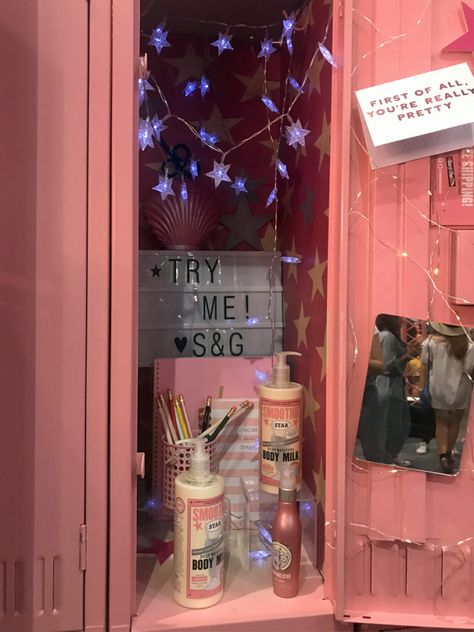 Aesthetic Locker Decor, Locker Essentials, School Locker Decorations, Middle School Lockers, Locker Ideas, Pink Bedroom Design, Locker Designs, Fall Canvas Painting, Theater Design