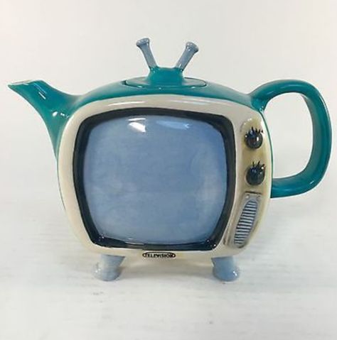 Teapot TV Cute Teapot, Novelty Teapots, Teapots Unique, Tv Home, Vintage Television, Tv Set, Unique Tea, Coffee Pots, Teapots And Cups