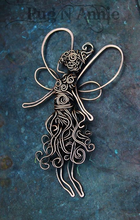 A sweet little Sprite made with copper wire. :) My first Fairy. complex twists and swirls - could be a pendant Wire Wrapped Fairy, Copper Wire Pendant, Things To Make With Copper Wire, Sprite Soda, Drátěná Socha, Copper Wire Crafts, Wire Fairy, Art Fil, Copper Wire Art