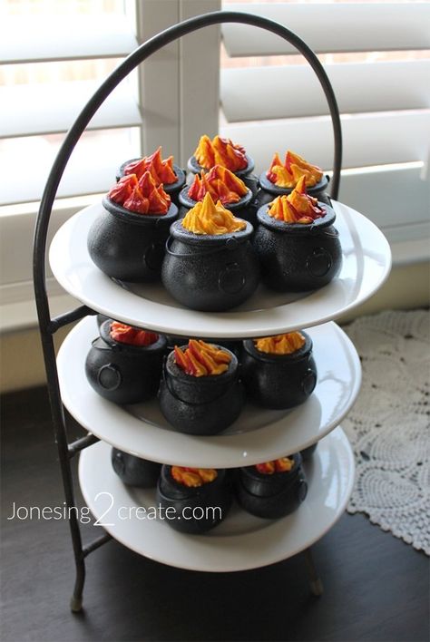 Cauldron Cakes Harry Potter Recipe, Harry Potter Christmas Desserts, Cauldron Cakes Recipe, Caldron Cakes Harry Potter, Harry Potter Themed Coffee Shop, Cauldron Cakes Harry Potter, Caldron Cakes, Diy Harry Potter Cake, Harry Potter Theme Food