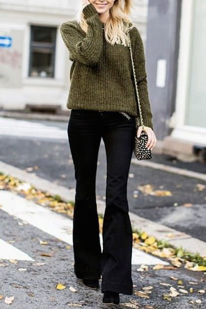 21 Things to Wear with Your Ankle Boots via @PureWow How To Style Flared Pants, Flare Jeans Winter, Black Flare Jeans Outfit, Black Flare Pants Outfit, Flair Jeans Outfit, Flare Jean Outfit, Claire Marshall, Outfits Leggins, Black Flared Jeans