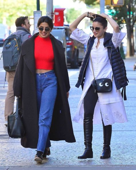 Priyanka Chopra News on Instagram: “Priyanka with Alia earlier today in NYC. 😍❤️ (PC: @priyankanetwork ) #priyankachopra #aliabhatt” Casual College Outfits, Everyday Fashion Outfits, Alia Bhatt, Priyanka Chopra, Bollywood Celebrities, Casual Street Style, College Outfits, New Wardrobe, Pakistani Fashion