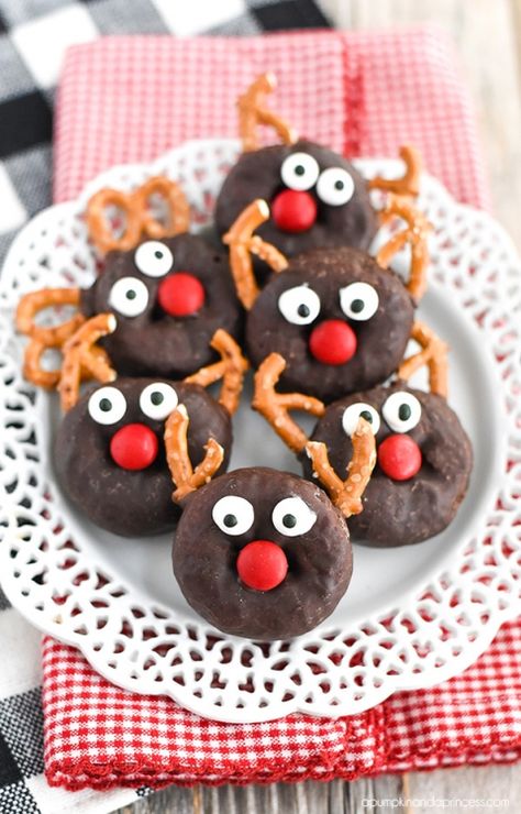 Mini Rudolph Donuts Reindeer Donuts Kids, Prek Christmas Snacks, Reindeer Treats For Kids, Christmas Theme Snacks For Kids, Preschool Christmas Snack Ideas, Christmas Themed Snacks For Kids, Themed Meals, Christmas Party Snacks, Themed Snacks