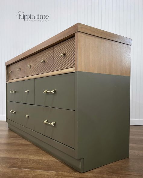 From dated to modern! This mid-century dresser got a complete makeover, blending natural wood tones with a bold, earthy green for a fresh, updated look. Love how the reeded drawer fronts and brass hardware add texture and sophistication! ✨ Restoration Bronze @melangepaints ✨ ✨ Van Dyke Brown Glaze @generalfinishes ✨ #melangepaints #ipainteditprettynovember2024 #furnitureflip #furnitureupcycle #paintedfurniture #itsaboutflippintime #furnituremakeover #grandforksfurnitureflippin #Furni... Mcm Dresser Makeover, Dresser Green, Dresser Flips, Stained Dresser, Mcm Dresser, Mid Century Dresser, Earthy Green, Dresser Makeover, Wood Tones