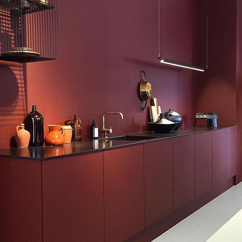 dark and moody burgundy kitchen. Dekorasi Kamar Tidur, Trendy Living Rooms, Kitchen Interior Design, Farmhouse Lighting, Interior Kitchen, Trendy Kitchen, Furniture Removal, Trendy Home, Menu Planning