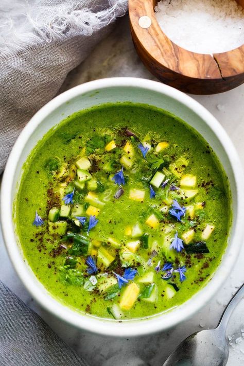 Here's a refreshing recipe for Green Gazpacho - a chilled raw soup, made with fresh garden ingredients that can be made in 15 minutes. A nourishing, refreshing and delicious summer treat! Raw Soup, Green Gazpacho, Cold Soup Recipes, Gazpacho Recipe, Summer Soup, Summer Veggies, Cold Soup, Refreshing Food, Tofu Recipes