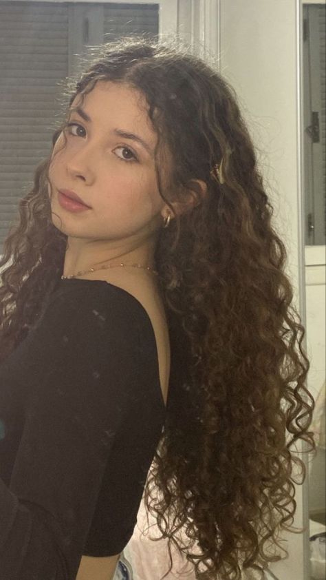 Brown Long Curly Hair Aesthetic, Pretty Brown Curly Hair, Loose Curly Ponytail, Long Curly Hair Aesthetic Faceless, Curly White Girl Hair, Curly Haired Girl Aesthetic, Curly Long Hair Aesthetic, White Girls With Curly Hair, Curly Hair Photo Ideas