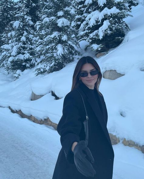 Mode Dope, Stile Kendall Jenner, Kendall Style, Snow Trip, Pose Fotografi, Winter Photoshoot, Snow Outfit, Foto Tips, Winter Photo