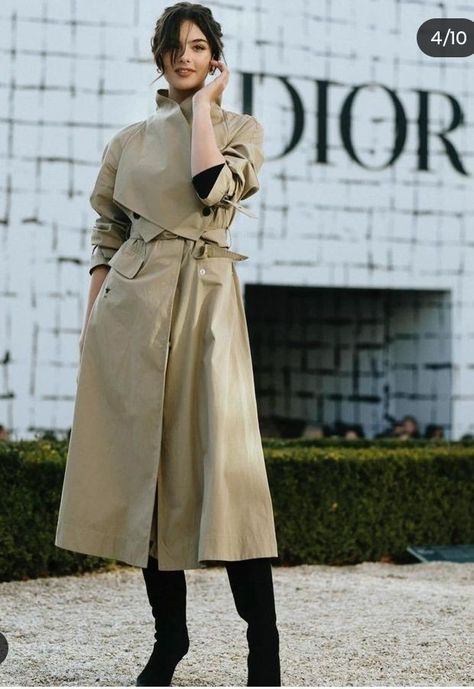 Dior Trench Coat, Deva Cassel, Work Attire Women, Brown Sequin Dresses, Fits Inspiration, Street Style Fall Winter, Womens Dress Coats, Trench Coat Outfit, Coat Trends