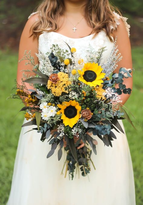 Bridal Rustic Bouquet, Sunflower Thistle Bouquet, Autumn Colour Wedding Flowers, Boho Wedding With Sunflowers, Fall Wedding Bouquets Sunflowers, Sunflower And Succulent Bouquet, Classy Sunflower Wedding, Country Style Wedding Bouquets, Sunflower Bridal Bouquet Rustic