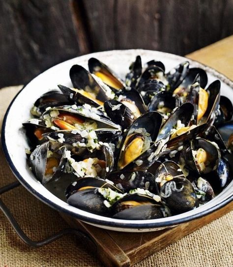 Mussels with cider, tarragon and crème fraïche Creme Fraiche Recipes, Rick Stein, Chicken Tagine, Steamed Mussels, Mussels Recipe, Shellfish Recipes, Easy Food, Fish Dishes, Hearty Meals