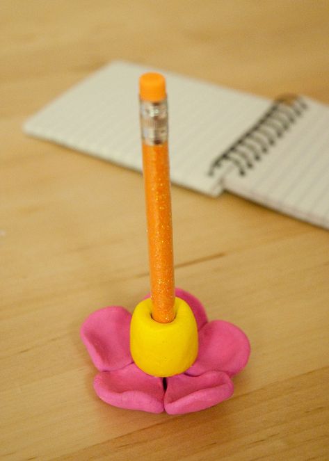 These flower pencil holders made of air dry clay will brighten up the desk of any little girl.  They also make great gifts for mothers day, for teacher appreciation or for Grandma's Birthday. Market Day Ideas, Clay Projects For Kids, Gifts For Mothers Day, Clay Crafts For Kids, Gifts For Mothers, Pencil Holders, School Craft, Sculpey Clay, Clay Crafts Air Dry