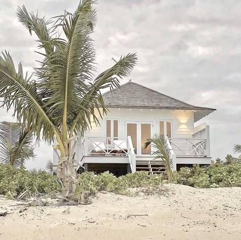 Beach Side House, Old Beach House, Aesthetic Beach House, Hawaii Beach House, Hawaiian House, House On The Beach, Small Beach Houses, Beach House Aesthetic, Sky House