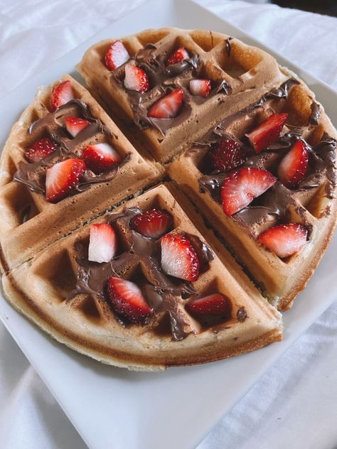 Waffles With Nutella, Nutella And Strawberries, Bread Nutella, Preppy Food, Nutella Strawberries, Delicious Snacks Recipes, Food Dessert, Yummy Food Dessert, Sweet Snacks