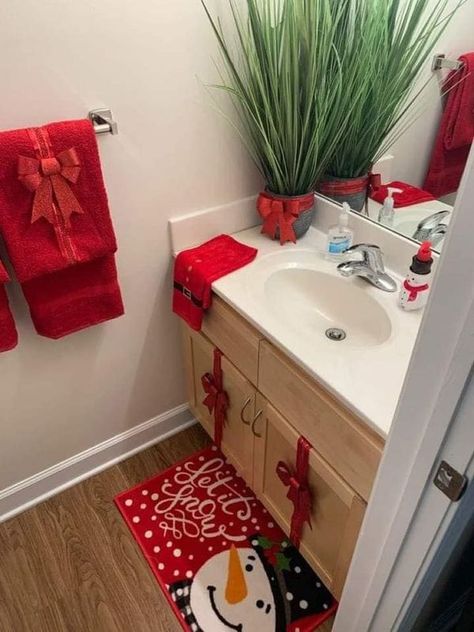 Snowman Decorations Diy Home Decor, Christmas Decor Ideas For Small Bathroom, Christmas Decorations Railings, Snowman Bathroom Ideas, Diy Christmas Bathroom Decor, Christmas Bedroom Door Decorations, Christmas Decor Apartment Small Spaces, Apartment Door Christmas Decor, Christmas Decor Ideas For Bathroom