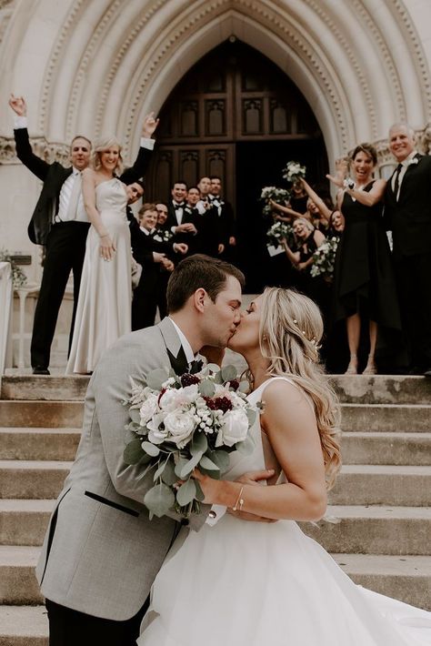 Bride And Groom Family Pictures, Classic Bridal Party, Silly Wedding Photos, Fun Wedding Party Photos, Family Wedding Pictures, Groom With Groomsmen, Wedding Photos Family, Church Wedding Photos, Groom Pics