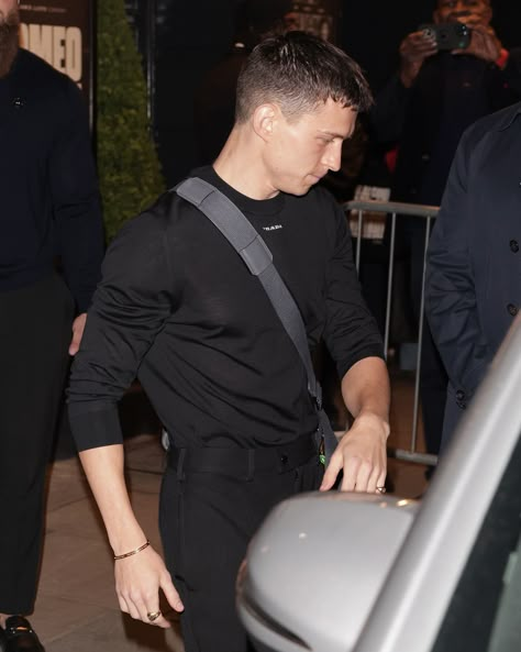 Tom Holland Outfit, Tom Holland Hair, Tom Holland Style, Tom Holland Haircut, Tom Gif, Film Life, Tom Holland Peter Parker, Mens Haircuts, Mens Haircuts Short