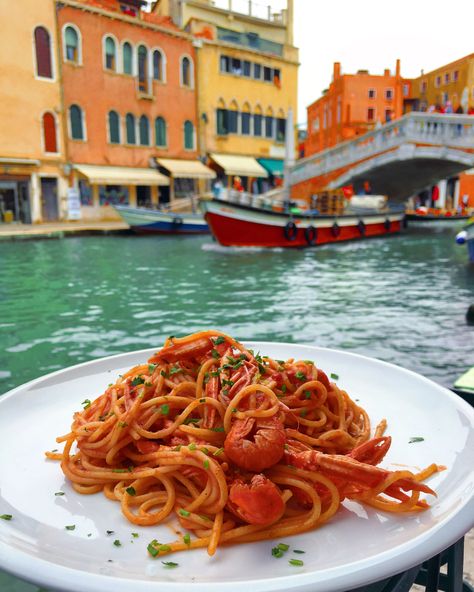 Venice / Italy / Spaghetti / Prawns / Romantic Lunch © Photo by Mia Olevski © Italy Spaghetti Aesthetic, Italy Food Astethic, Lunch In Italy, Italy Food Photography, Italian Food In Italy, Italy Food Aethstetic, Eating Pasta Aesthetic, Italian Food Aethstetic, Spaghetti In Italy