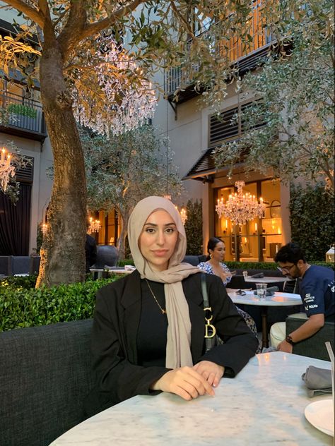 brunch with the girls. black blazer outfit. black on black outfit. black and gold outfit aesthetic. brunch outfit ideas. hijab outfit ideas. modest outfit. hijabi. hijabi outfit ideas. hijabi blazer outfit Black Gold Outfit Hijab, Brunch Outfit Hijab, Hijabi Brunch Outfit, Hijabi Blazer Outfit, Gold Outfit Aesthetic, Hijabi Outfit Ideas, Aesthetic Brunch, Black And Gold Outfit, Eryn Krouse