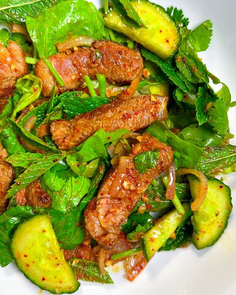 Thai Beef Salad (Nam Tok) Beef Salad Recipes, Salads To Make, Gluten Free Chilli, Thai Beef Salad, Beef Marinade, Thai Beef, Beef Salad, Easy Asian Recipes, Easy Asian