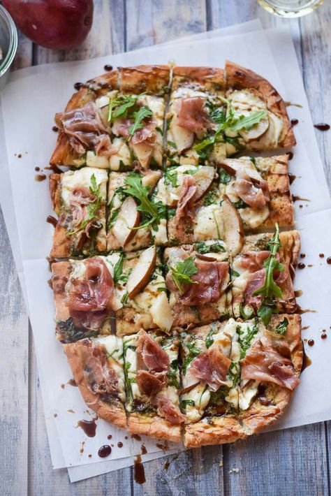 Arugula and Prosciutto Pizza is sweet and savory all rolled into one. The prosciutto and mozzarella are the perfect combo with the peppery arugula. Recipes With Pears, Prosciutto Pizza Recipes, Prosciutto And Mozzarella, Pear Pizza, Arugula Pizza, Prosciutto Pizza, Pizza Fritta, Pasta Per Pizza, Greek Lemon Chicken