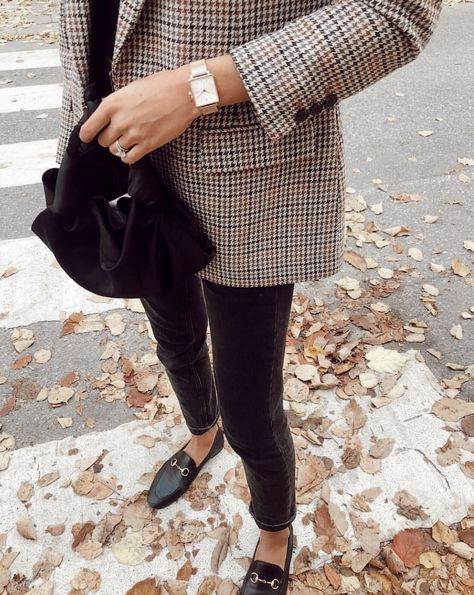 Minimalist Moda, Outfit Leggings, Outfit Elegantes, Checkered Blazer, Loafers Outfit, Cooler Style, Gucci Loafers, Moda Chic, Business Outfit