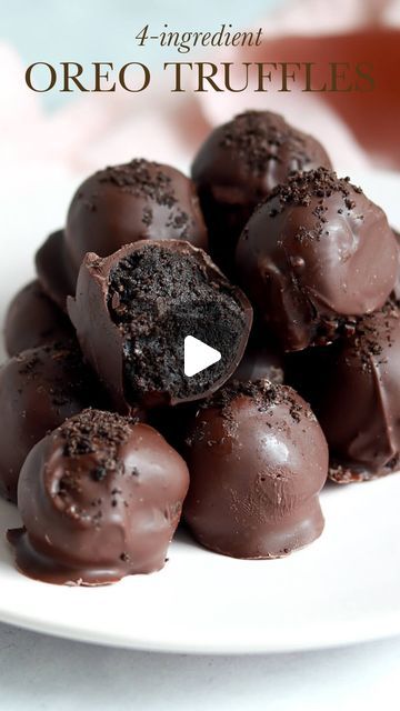 Whitney DePaoli | Sugar & Sparrow on Instagram: "EASY OREO TRUFFLES ✨these heavenly little no-bake desserts are irresistible, super easy to make (only 4 ingredients!), and the perfect treat to whip up for Valentine’s Day (or any day!)⁣⁣ ⁣⁣ OREO TRUFFLES⁣⁣ Yield: 30⁣⁣ ⁣⁣⁣ INGREDIENTS⁣⁣⁣ 36 Oreo cookies⁣⁣⁣ 8 Oz cream cheese, brick-style not the spread⁣⁣⁣ 1/2 tsp pure vanilla extract⁣⁣⁣ 10 Oz (284g) Ghirardelli melting wafers (dark, milk, or white chocolate)⁣⁣⁣ ⁣⁣⁣ INSTRUCTIONS⁣⁣⁣ 1. Place the Oreo cookies into a food processor and pulse into fine crumbs.⁣⁣⁣ 2. In a stand mixer fitted with the paddle attachment (a hand mixer works fine too!), beat the cream cheese until smooth and creamy. Set aside 2 Tablespoons of the Oreo cookie crumbs, then add the rest to the cream cheese. Add the vanilla Sugar Cookie Truffles Recipe, Cake Pops With Cream Cheese, Baileys Truffles, Oreo Cookie Crumbs, Easy Oreo Truffles, Oreo Cookie Truffles, Oreo Cookie Flavors, Truffle Recipe Easy, Oreo Truffles Recipe